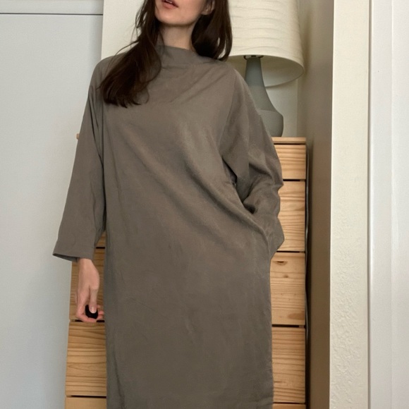 BLACK CRANE • folded neck dress - Picture 14 of 16